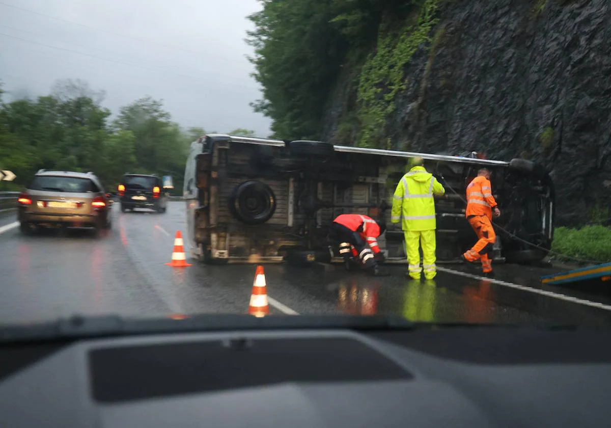 Un Conductor Herido Leve Tras El Vuelco De Un Minibus En La N I En